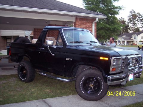 1986 Ford Bronco - Poser shots in the front yard