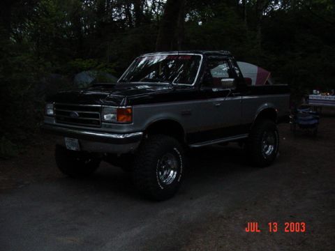 1989 Ford Bronco - Sitting in camp in the evening