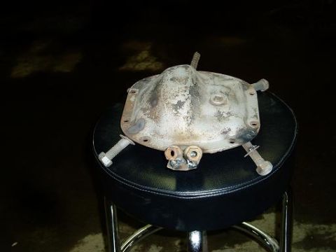 2000 Ford E350 - A differential cover is shown on a black stool, with a Supermotors.net watermark at the bottom right.