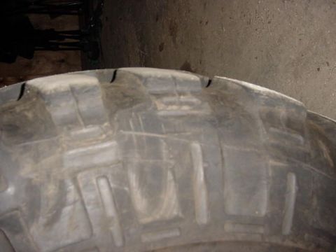 1992 Ford Bronco - Tire tread detail with Supermotors.net watermark visible.