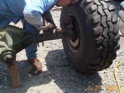 1978 Ford Bronco - Off with the old axle seats.