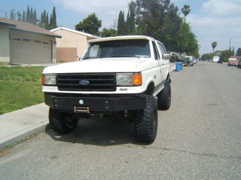1988 Ford Bronco - This 1988 Ford Bronco features a lifted suspension and a heavy-duty aftermarket bumper with a winch.