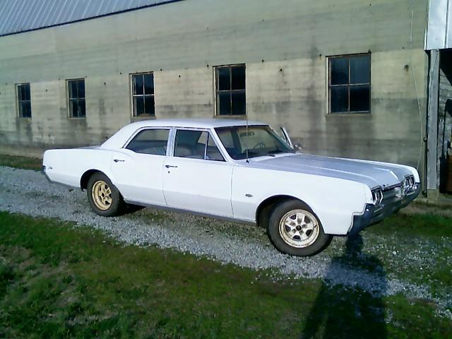 White 1966 Oldsmobile Cutlass sedan, 3q-front view