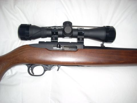 1992 Ford Bronco - A rifle with a scope is shown against a white background. The registry label is incorrect.
