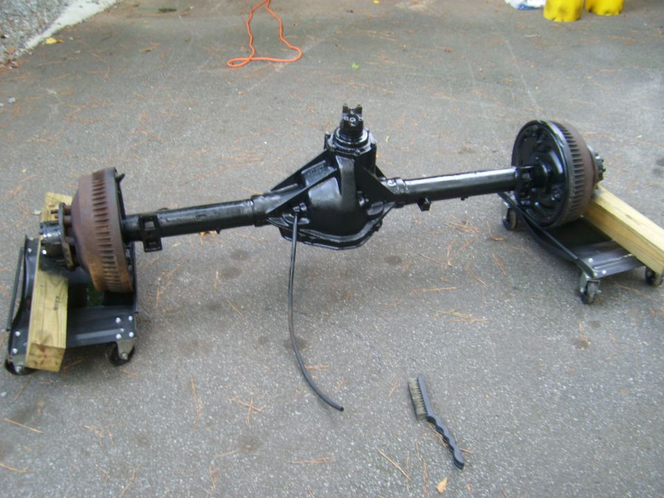 Rear axle assembly with drum brakes on dollies
