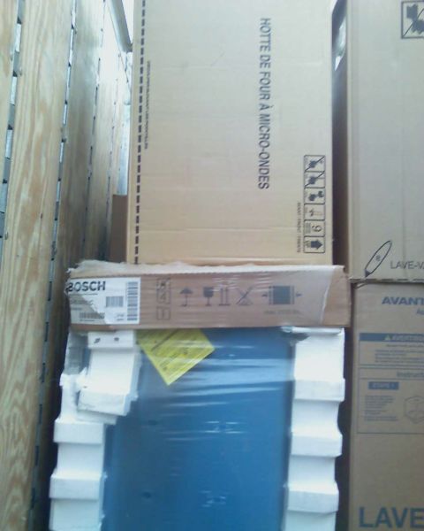2006 Ford E350 - The image shows stacked boxes, one of which is labeled "BOSCH" and another has French text "HOTTE DE FOUR À MICRO-ONDES". The boxes appear…