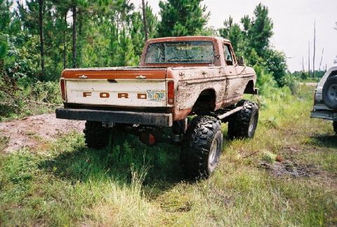1995 Ford Bronco - Airbags on all four corners keep her level