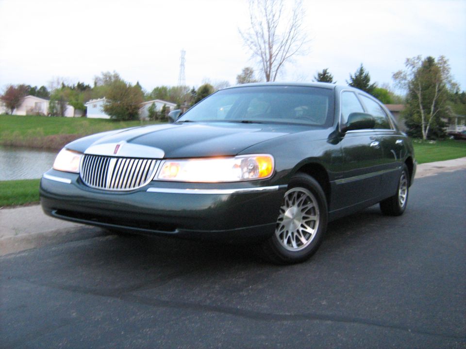 Dark green 2001 Lincoln Town Car, front 3/4 view