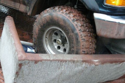 1995 Ford Bronco - Muddy tire and fender of a 1995 Ford Bronco after off-roading.