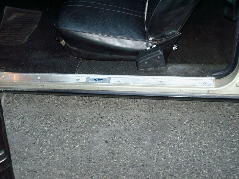 driver's door sill