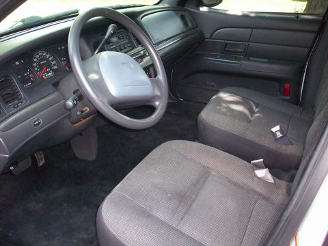 2003 Ford Crown Victoria photo
