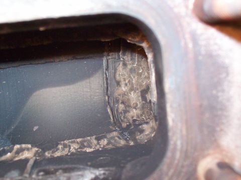 1986 Toyota Hilux - The interior of an exhaust manifold shows significant wear and buildup, with a watermark from Supermotors.net visible.