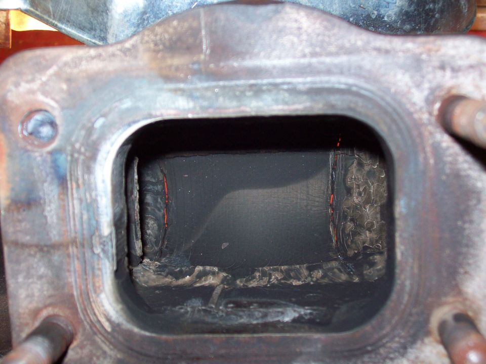 Exhaust manifold interior with carbon buildup