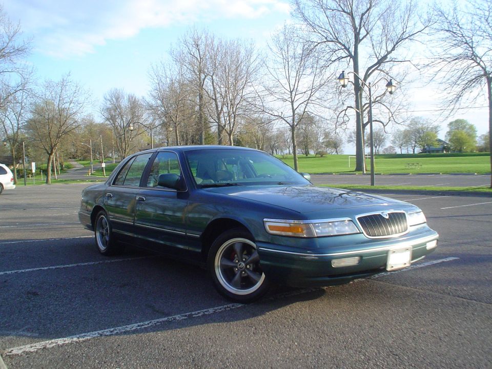 Dark green 1995 Mercury Grand Marquis 3q-front view