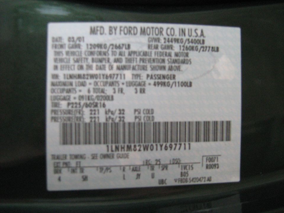 Ford certification label dated 03/01 with VIN 1LNHM82W01Y697711, GVWR and P225/60SR16 tire data