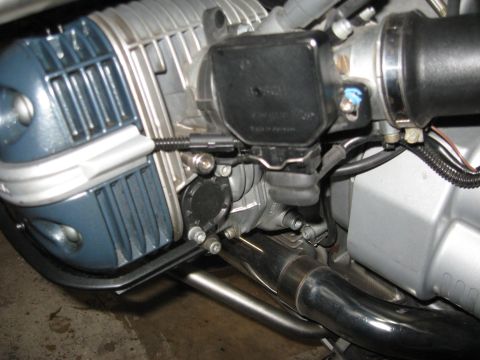 2004 BMW R1150GS ABS Adventure - Left side cylinder showing negative gound plug for jump starting. Note 12 o'clock position of bolt pattern at top of black plastic cover.