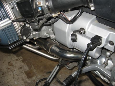 2004 BMW R1150GS ABS Adventure - Left side of engine showing (L to R) negative lug, positive lug, and power outlet.
