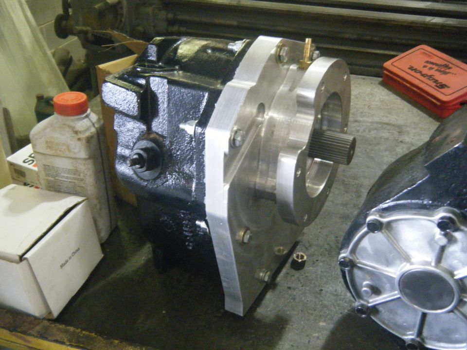 Transfer case with aluminum adapter plate and splined output shaft