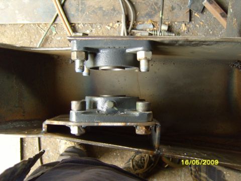 1989 Ford Bronco - Flange bearing assemblies are shown mounted on metal brackets, with a date stamp indicating 16/05/2009.