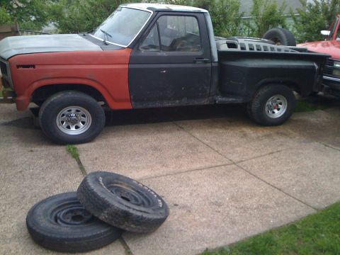 1985 Ford F-150 - Changed out the black tires and wheels for some stock Ford wheels and centers