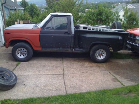 1985 Ford F-150 - Changed out the black tires and wheels for some stock Ford wheels and centers