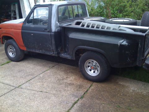 1985 Ford F-150 - Changed out the black tires and wheels for some stock Ford wheels and centers