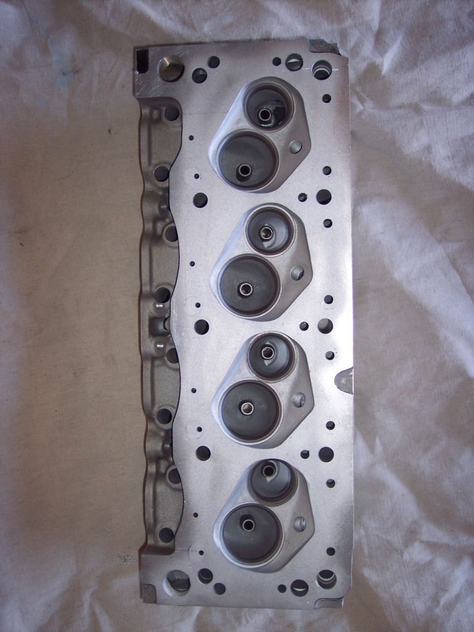 Engine cylinder head with four pairs of intake and exhaust ports