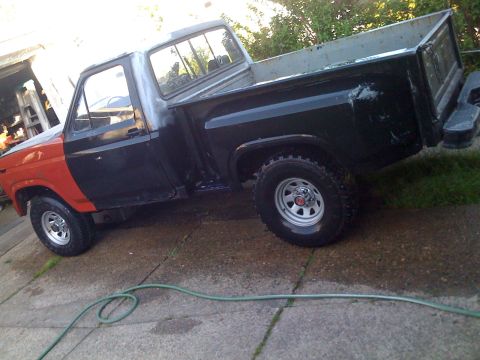 1985 Ford F-150 - 33 x 12.50 R15's on a 15 X 8 inch rim