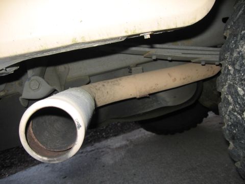 1990 Ford Bronco - exhaust coming out behingd the rear tire
