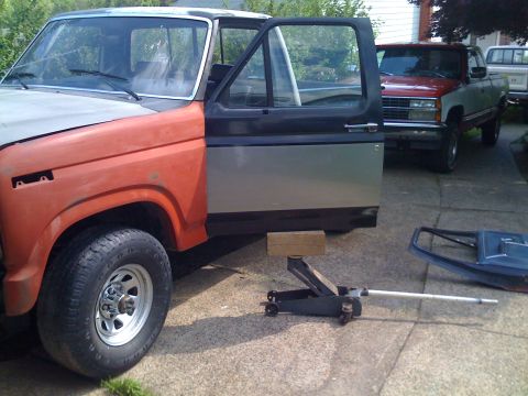 1985 Ford F-150 - Using a floor jack to install a door by yourself