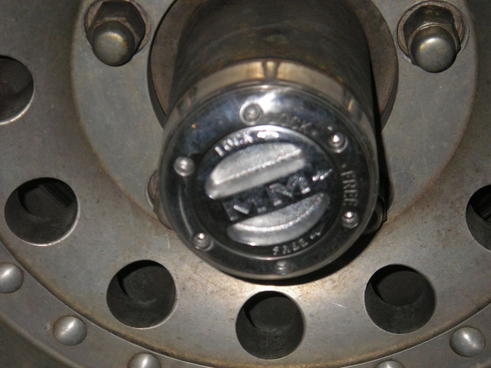 Wheel hub with a Warn locking mechanism showing 'LOCK' and 'FREE' settings