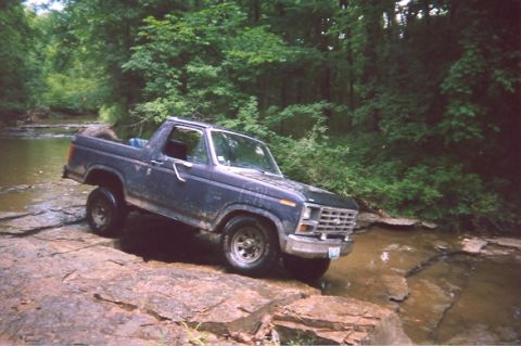 1982 Ford Bronco - man i love this flex shot -remember its totally stock and in that pic the front drivers side tire is a spare P235