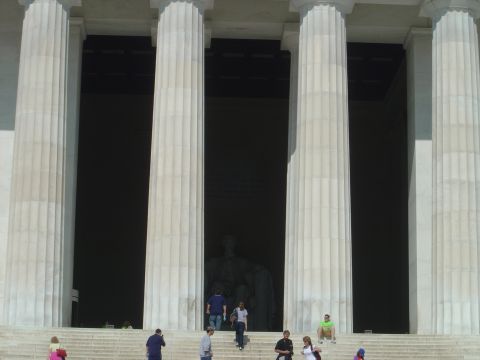 2001 Ford Crown Victoria - The Lincoln Memorial stands grandly with its iconic columns and steps, attracting visitors on a sunny day.