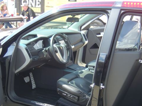 2001 Ford Crown Victoria - The interior of a police vehicle is shown, a modern dashboard and seating arrangement offfice equipment.