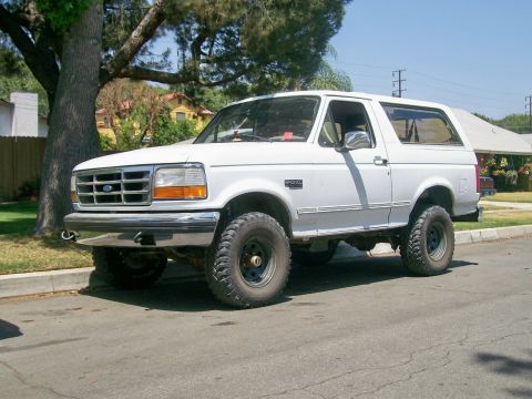 1995 Ford Bronco - Leveling kit, new wheels, front recovery hooks