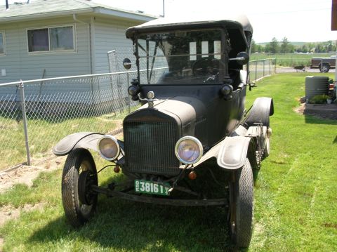 1917 Ford Model T - This black roadster features a canvas top and a visible license plate. The registry information may be incorrect.