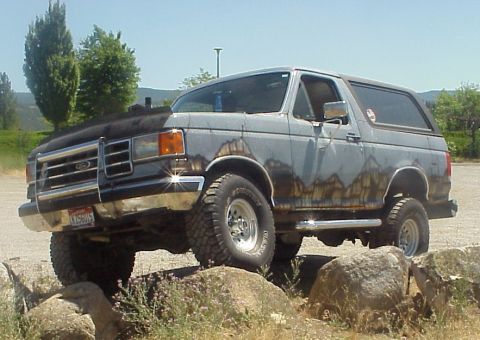 1989 Ford Bronco - This 1987 Ford Bronco shows extensive rust along its lower body panels.