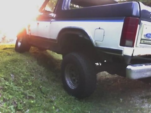 1986 Ford Bronco - Flexed almost all of the way had to lock in front to move had no traction with this tire