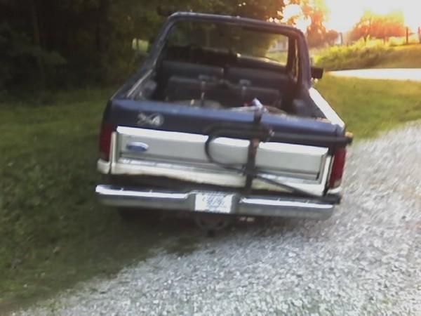 kinda hard to tel but there is a broken body mount left rear