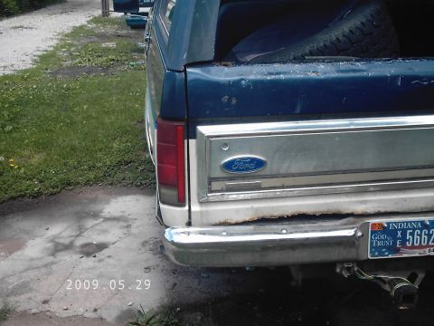 1986 Ford Bronco - notice how the tail gate is alligned