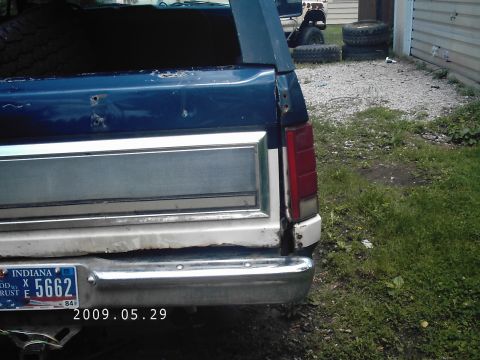 1986 Ford Bronco - notice how it's screwed on this side. the metal behind the hinge has rusted and pulled out. It's a pain in the ass to open and shut now