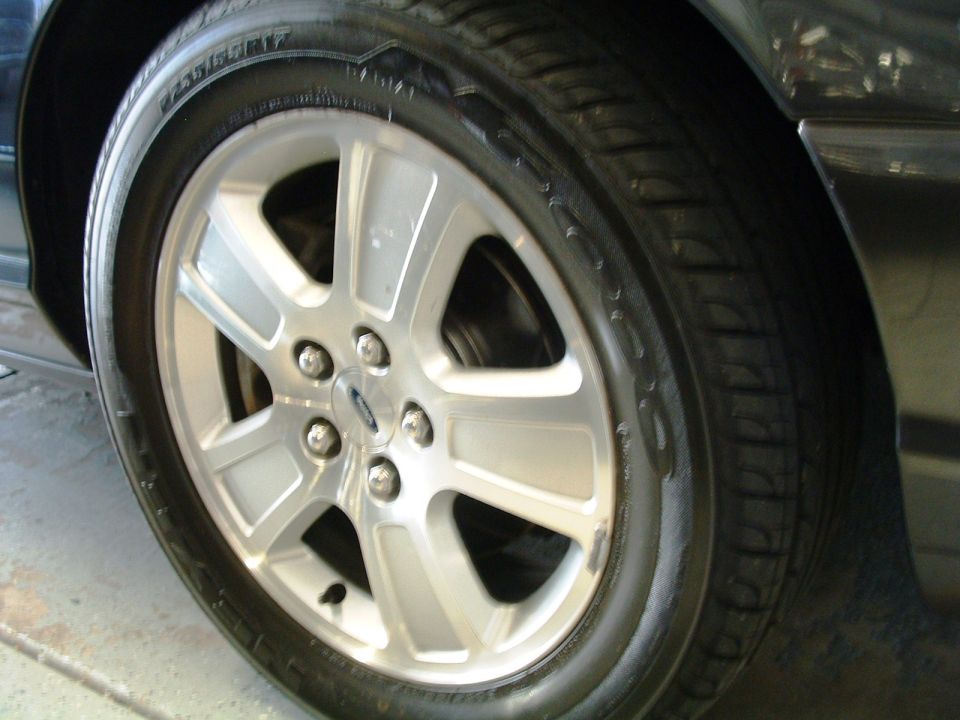 2004 Ford Crown Victoria LX Sport-Nexen N5000 Tires 235/55/17