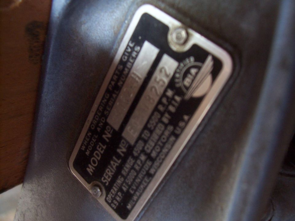 Boat motor data plate with serial number E1234252 and operating range 4500 to 5500 RPM