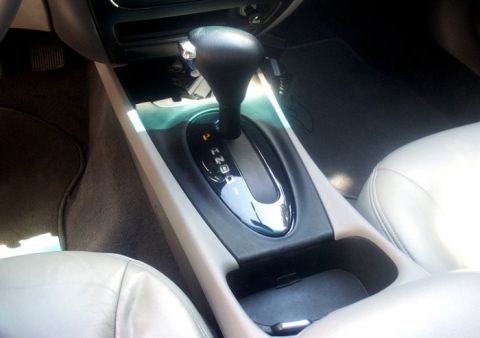 2000 Ford Taurus - Interior view of a 2000 Ford Taurus, focusing on the automatic gear shifter and console area.