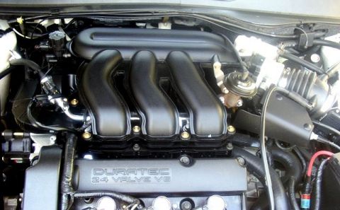 2000 Ford Taurus - Close-up view of a Duratec 24 Valve V6 engine, showing the intake manifold and valve cover.