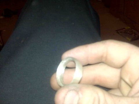 1995 Ford Bronco - A metal ring is held in a person's hand, with a watermark visible in the lower right corner.