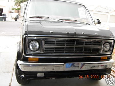 1977 Ford E250 - The bumper pads are gone.