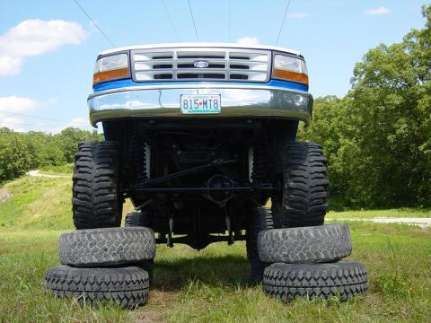 1983 Ford Bronco - Climbing tires, thinking it's a Monster Truck, NOT.