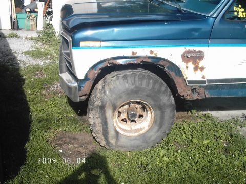 1986 Ford Bronco - Just for grins i stuffed a 38.5x15x15 under her with stock suspension