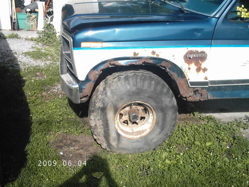 Just for grins i stuffed a 38.5x15x15 under her with stock suspension
